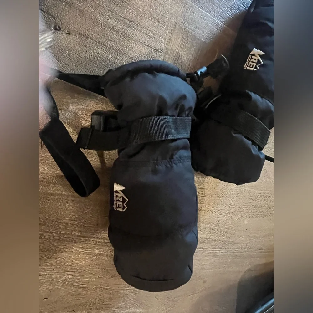 REI Kid's Snow Waterproof Gloves Black Size Small - split-finger Mitten Pull On
